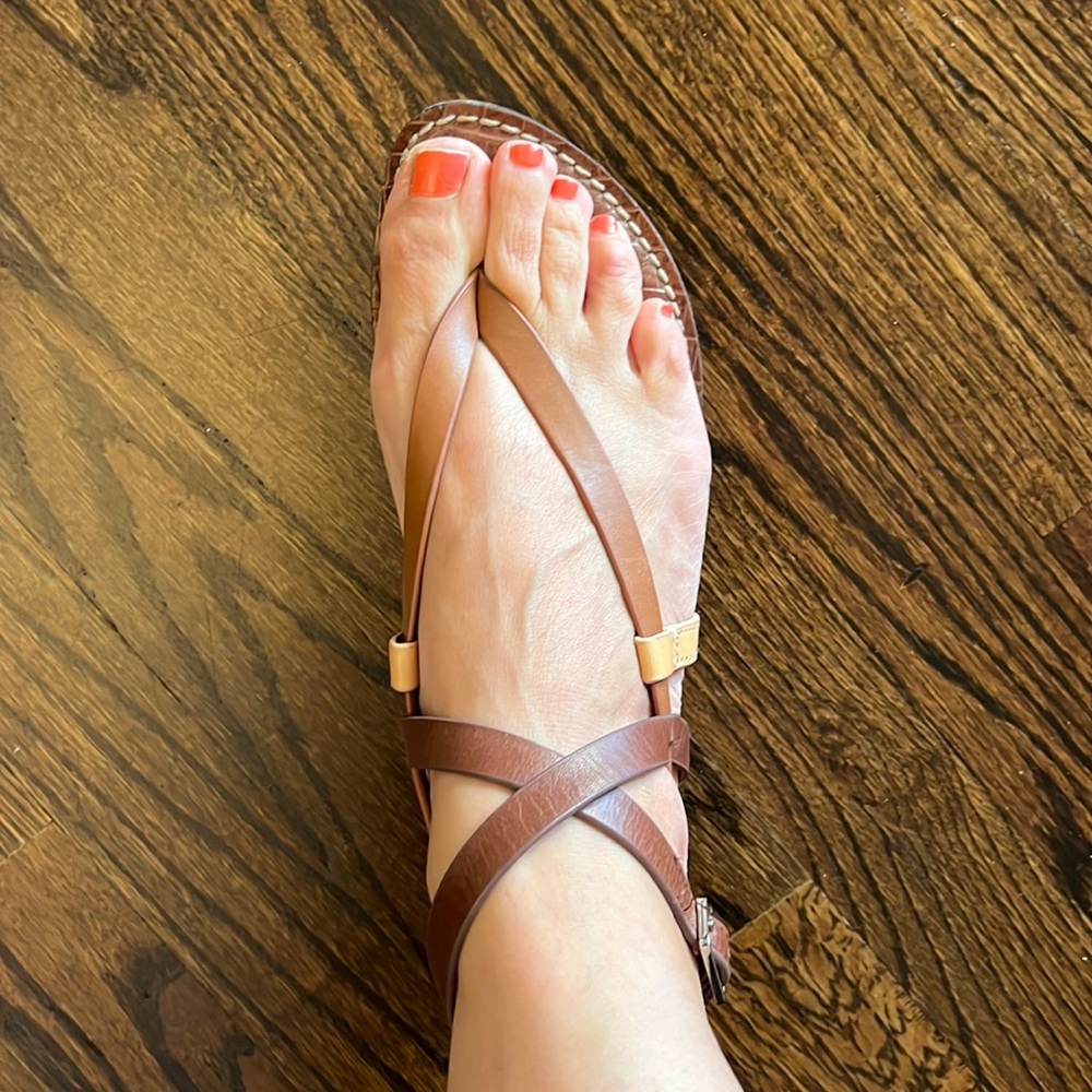 Strappy flat sandal